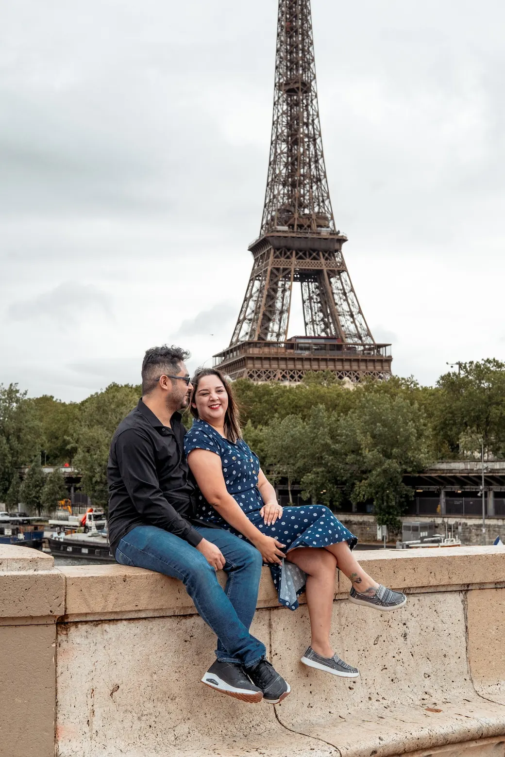 Yadira y José Carlos frente a la Torre Eiffel