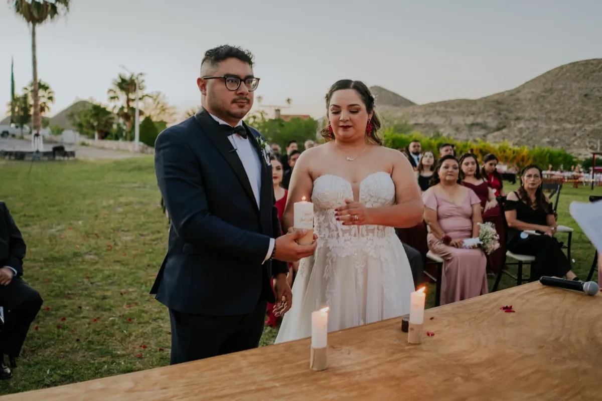 Novios encendiendo la vela central de unión en boda espiritual